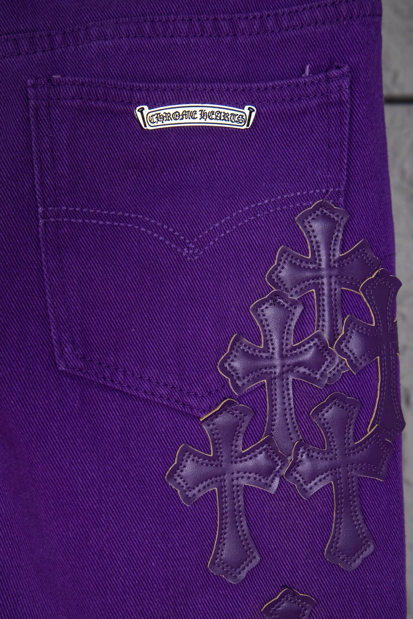 P260 top version CH Chromehearts 2025 new limited black pink cross patchwork leather couple style washed loose purple jeans 💜 Top quality ceiling quality styles with different washed textures, very friendly to people with thin legs and thick legs, the straight and loose version is very flattering to the leg shape. Moderate length that never goes out of style, easy to match with casually, basic styling for various styles, a must-have in the wardrobe! The fabric is stiff but also makes the upper body soft without losing texture. The washing process is even more perfect. It is a must-have item for everyone! ! ! Washed wheat, hang tag, pants label, three labels complete Color: Purple Size: 28, 30, 32, 34